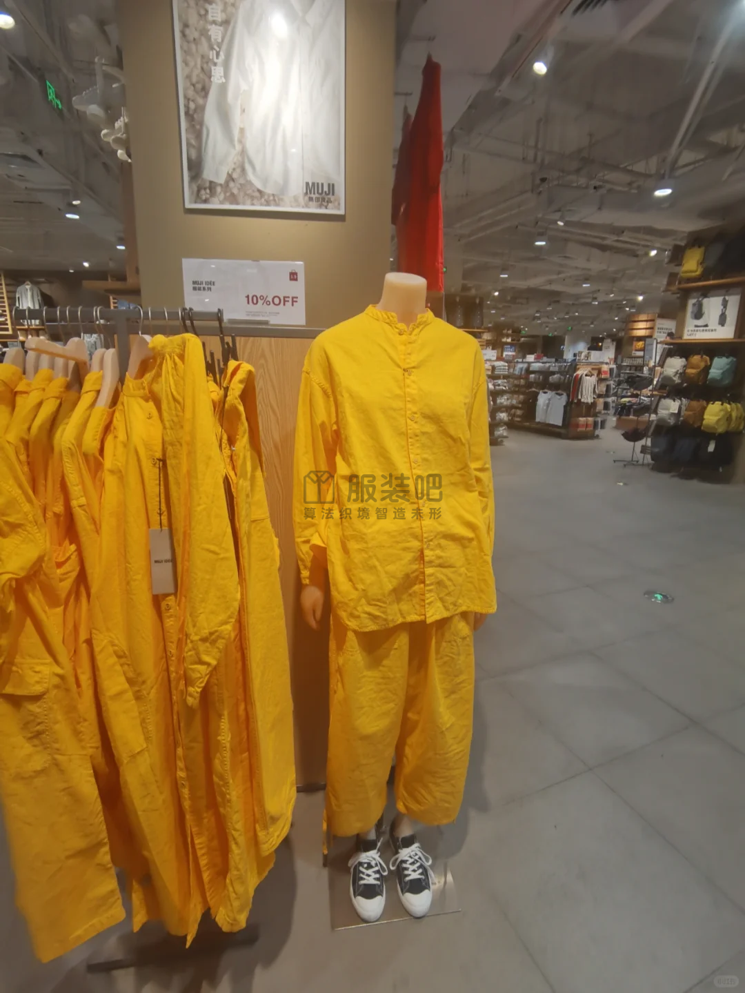 无印良品好疯啊？！“和尚服”、“手术服”、“病号服”…文艺极简风翻车被群嘲！