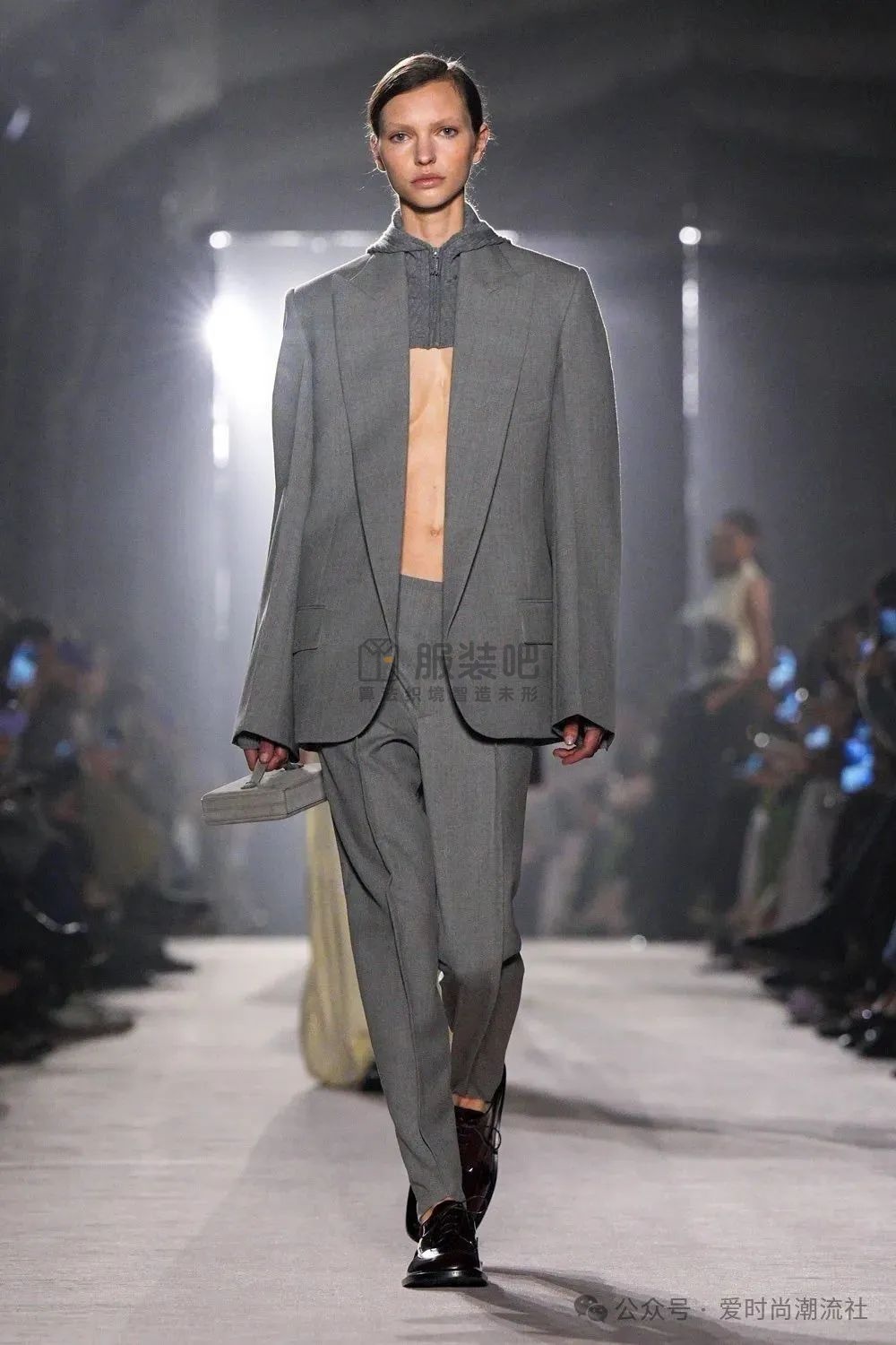 Victoria Beckham2025秋冬系列,轻柔平静色彩下的时髦态度